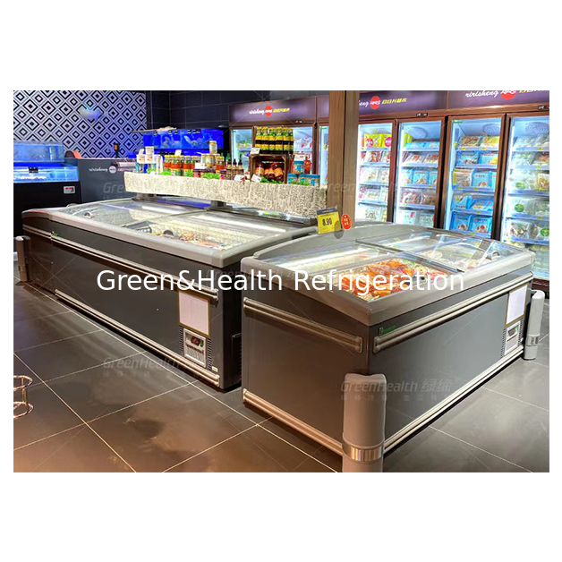 슈퍼마켓은 식품의 저온 냉동 보관을 위해 아일랜드형 냉장고를 사용합니다.